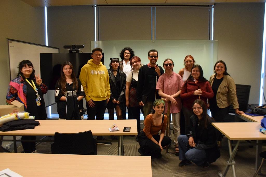 En la foto aparece el grupo de estudiantes que organizó el ciclo de talleres Impostores en la U. Están todos de pie, adelante de un pizarrón.