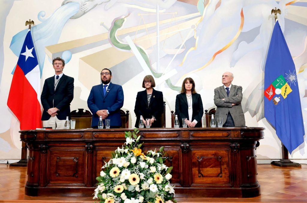 En la foto aparecen las autoridades de la Universidad de Chile. En la testera, la mesa de quienes presiden el encuentro están (de derecha a izquierda): Agustín Squella, premio nacional de humanidades y ciencias sociales 2009; Alejandra Mizala, prorrectora; Rosa Devés, rectora de la Universidad de Chile, y Claudio Pastenes, vicerrector de Asuntos Académicos.