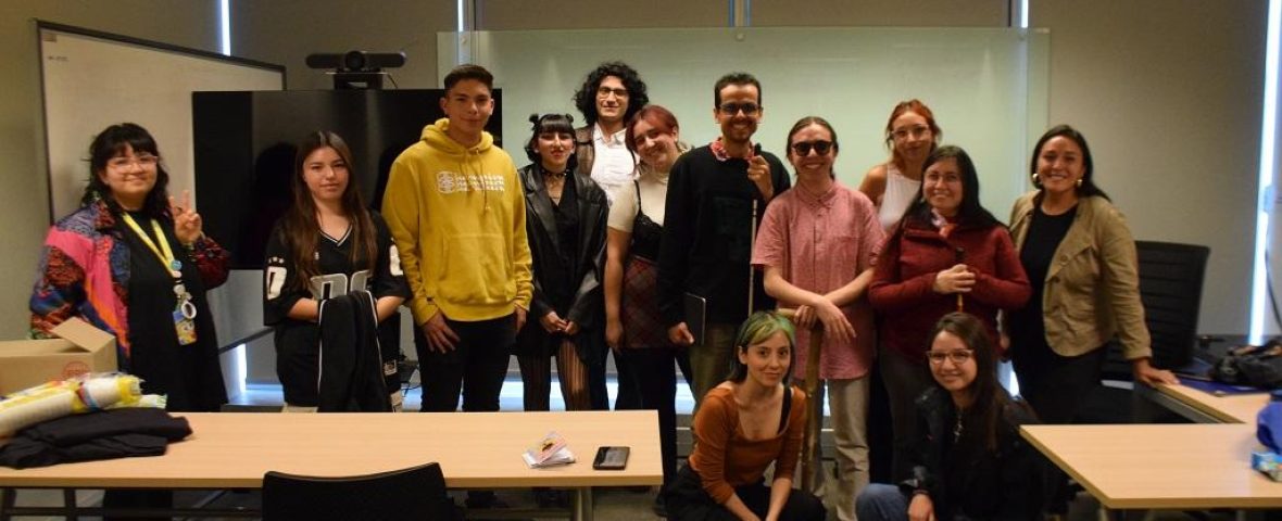 En la foto aparece el grupo de estudiantes que organizó el ciclo de talleres Impostores en la U. Están todos de pie, adelante de un pizarrón.