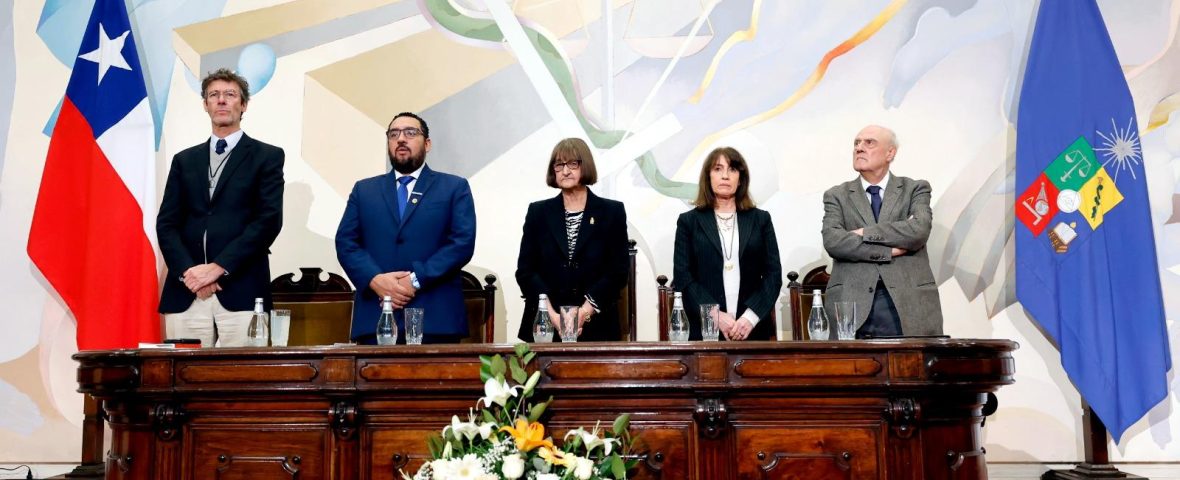 En la foto aparecen las autoridades de la Universidad de Chile. En la testera, la mesa de quienes presiden el encuentro están (de derecha a izquierda): Agustín Squella, premio nacional de humanidades y ciencias sociales 2009; Alejandra Mizala, prorrectora; Rosa Devés, rectora de la Universidad de Chile, y Claudio Pastenes, vicerrector de Asuntos Académicos.